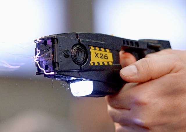 Ein Taser ist ein Gerät, mit dem Elekt...merzhaften Muskelkontraktionen führen. | Foto: Rainer Jensen Ein Taser ist ein Gerät, mit dem Elekt...merzhaften Muskelkontraktionen führen. | Foto: Rainer Jensen