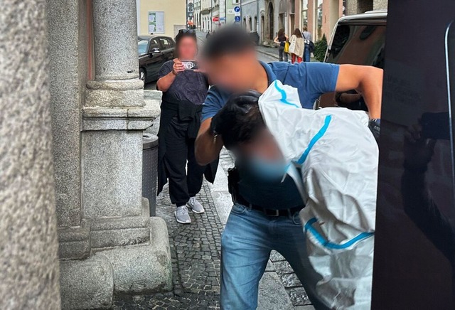 Der Mann wird zur Vorführung beim Haftrichter zum Amtsgericht gebracht. | Foto: Markus Zechbauer (dpa) Der Mann wird zur Vorführung beim Haftrichter zum Amtsgericht gebracht. | Foto: Markus Zechbauer (dpa)