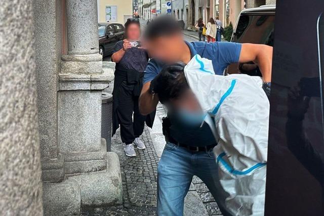Mann fährt Ehefrau und Kind in Passau an - Haftbefehl erlassen