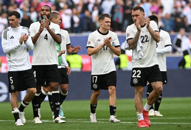 Die Mannschaft bedankt sich bei den Fans. | Foto: Federico Gambarini (dpa) Die Mannschaft bedankt sich bei den Fans. | Foto: Federico Gambarini (dpa)