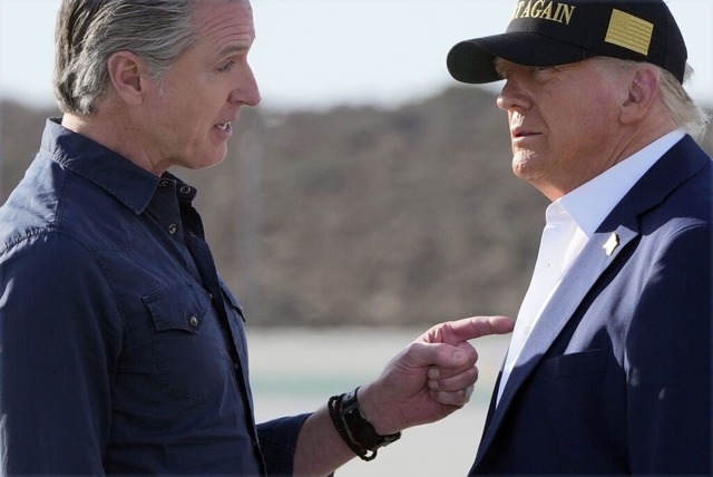 Trump mit dem kalifornischen Gouverneur Gavon Newsom im Januar. | Foto: Mark Schiefelbein (dpa) Trump mit dem kalifornischen Gouverneur Gavon Newsom im Januar. | Foto: Mark Schiefelbein (dpa)