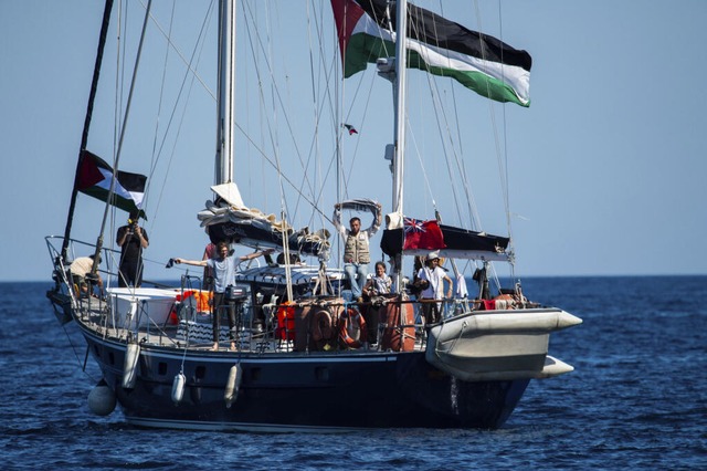 Aktivisten der Freedom Flotilla Coalit...en Catania in Richtung Gaza auslaufen. | Foto: Salvatore Cavalli (dpa) Aktivisten der Freedom Flotilla Coalit...en Catania in Richtung Gaza auslaufen. | Foto: Salvatore Cavalli (dpa)