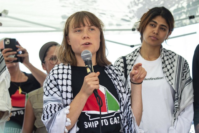 Die Klimaaktivistin Greta Thunberg und... mit Journalisten in Catania, Italien. | Foto: Salvatore Cavalli (dpa) Die Klimaaktivistin Greta Thunberg und... mit Journalisten in Catania, Italien. | Foto: Salvatore Cavalli (dpa)