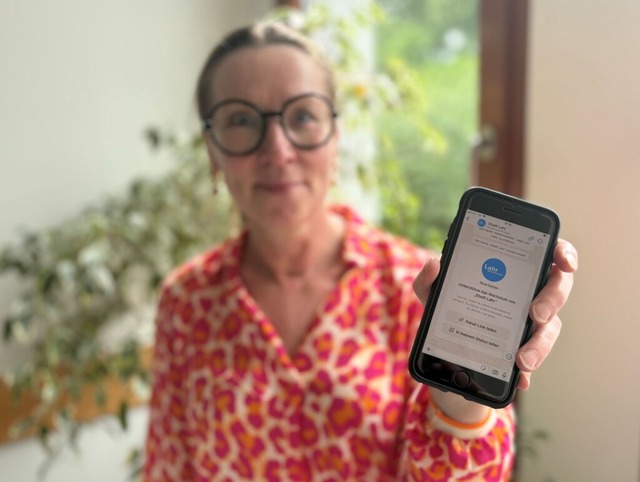 Die Social-Media-Managerin der Stadt ... präsentiert den neuen WhatsApp-Kanal. | Foto: Stadt Lahr Die Social-Media-Managerin der Stadt ... präsentiert den neuen WhatsApp-Kanal. | Foto: Stadt Lahr