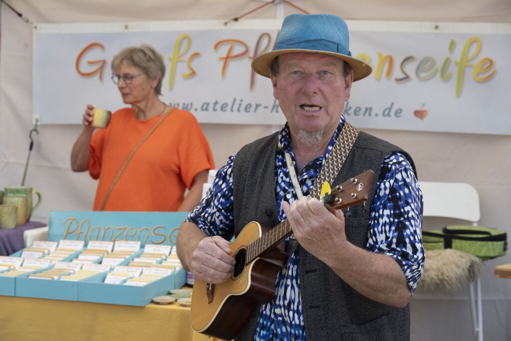 Peter Graef macht fröhliche Musik auf dem Kunsthandwerkermarkt, der auf dem Marktplatz und im Kurpark stattfindet. Peter Graef macht fröhliche Musik auf dem Kunsthandwerkermarkt, der auf dem Marktplatz und im Kurpark stattfindet.