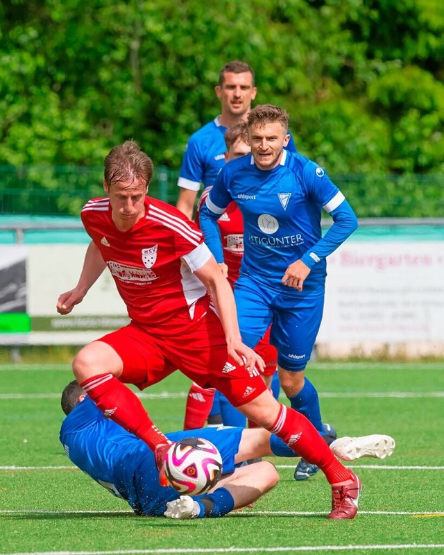 Lars Mundinger (am Ball) gab alles, do...em SV Hinterzarten gegen Tennenbronn. | Foto: Wolfgang Scheu Lars Mundinger (am Ball) gab alles, do...em SV Hinterzarten gegen Tennenbronn. | Foto: Wolfgang Scheu