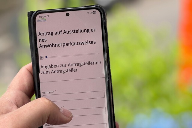 Der Antrag kann auch vom Smartphone aus gestellt werden.  | Foto: Stadtverwaltung Weil am Rhein / Schiessl