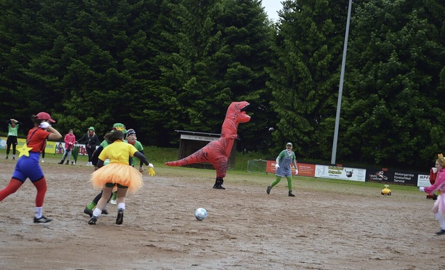 Gaudi war bei den Damenspielen angesag...r ein Roter Dino stand auf dem Platz. | Foto: André Hönig Gaudi war bei den Damenspielen angesag...r ein Roter Dino stand auf dem Platz. | Foto: André Hönig