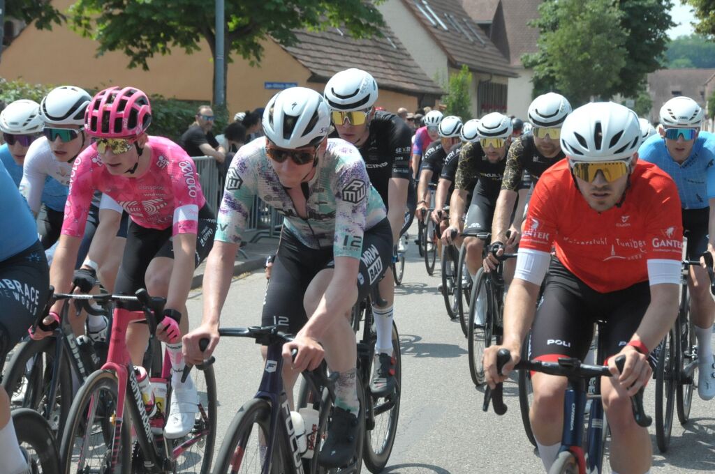 Durch Wyhl, Achkarren und Merdingen ging es am Pfingstwochenende beim Kaiserstuhl-Tuniberg-Cup mit den Promigsten Jan Ullrich und Simon Geschke.