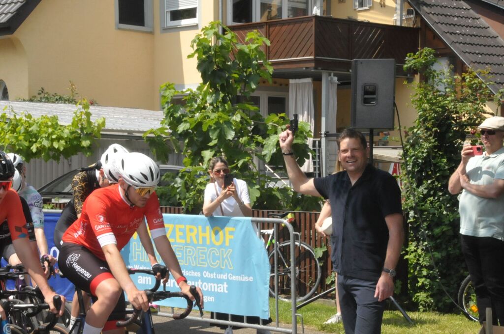 Durch Wyhl, Achkarren und Merdingen ging es am Pfingstwochenende beim Kaiserstuhl-Tuniberg-Cup mit den Promigsten Jan Ullrich und Simon Geschke.
