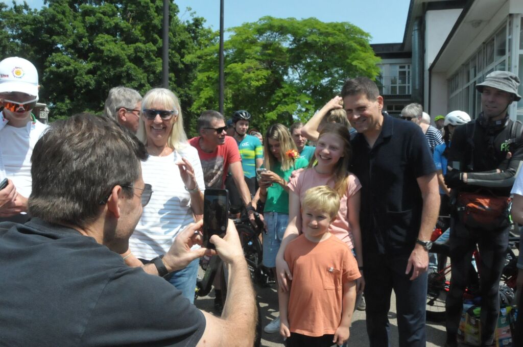 Durch Wyhl, Achkarren und Merdingen ging es am Pfingstwochenende beim Kaiserstuhl-Tuniberg-Cup mit den Promigsten Jan Ullrich und Simon Geschke.