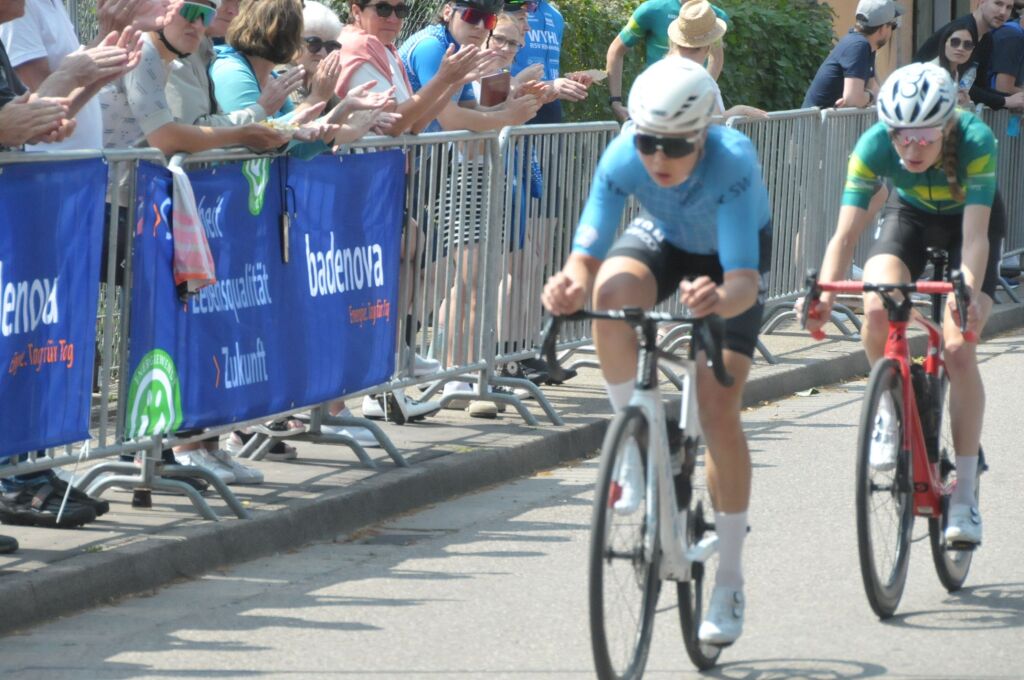 Durch Wyhl, Achkarren und Merdingen ging es am Pfingstwochenende beim Kaiserstuhl-Tuniberg-Cup mit den Promigsten Jan Ullrich und Simon Geschke.