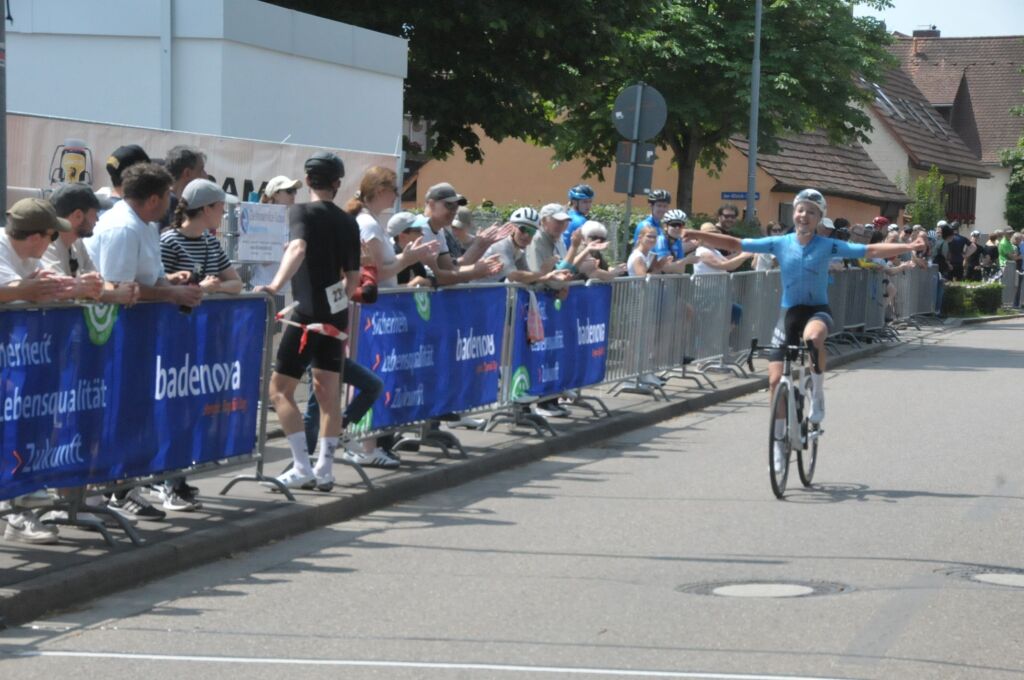 Durch Wyhl, Achkarren und Merdingen ging es am Pfingstwochenende beim Kaiserstuhl-Tuniberg-Cup mit den Promigsten Jan Ullrich und Simon Geschke.