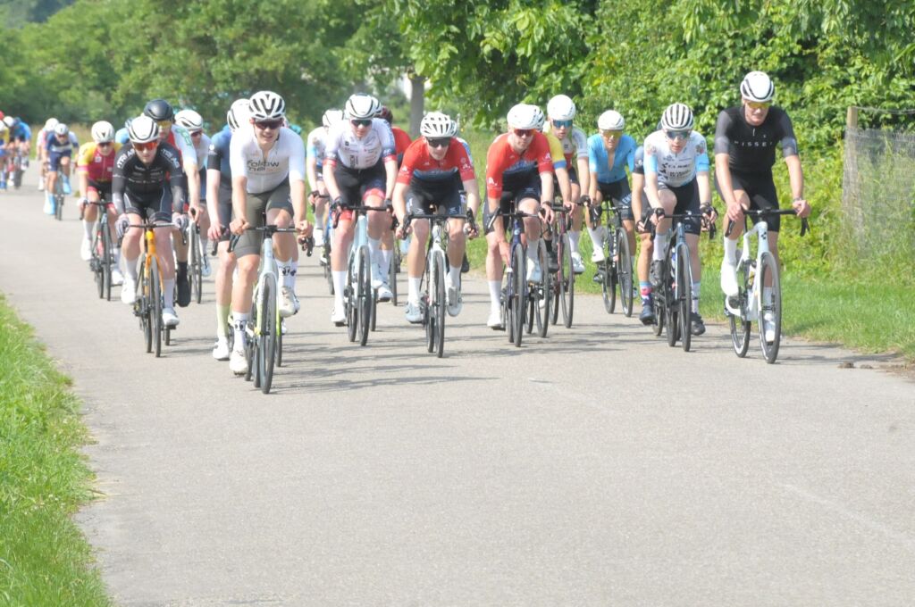 Durch Wyhl, Achkarren und Merdingen ging es am Pfingstwochenende beim Kaiserstuhl-Tuniberg-Cup mit den Promigsten Jan Ullrich und Simon Geschke.