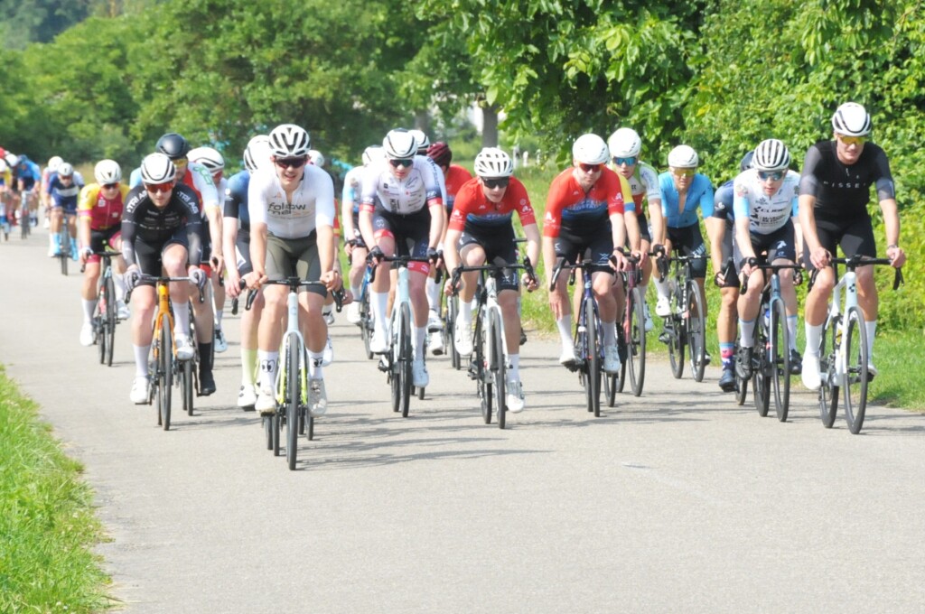 Durch Wyhl, Achkarren und Merdingen ging es am Pfingstwochenende beim Kaiserstuhl-Tuniberg-Cup mit den Promigsten Jan Ullrich und Simon Geschke.