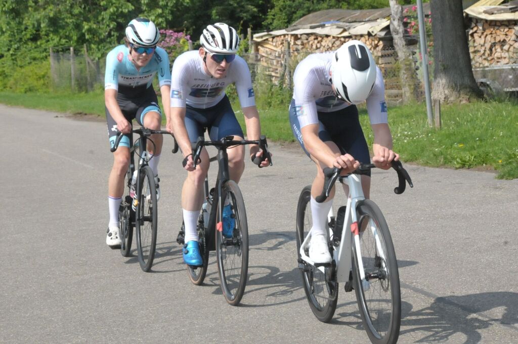 Durch Wyhl, Achkarren und Merdingen ging es am Pfingstwochenende beim Kaiserstuhl-Tuniberg-Cup mit den Promigsten Jan Ullrich und Simon Geschke.