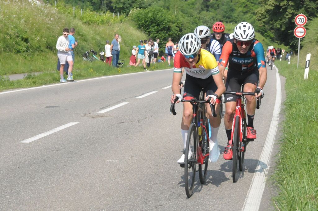 Durch Wyhl, Achkarren und Merdingen ging es am Pfingstwochenende beim Kaiserstuhl-Tuniberg-Cup mit den Promigsten Jan Ullrich und Simon Geschke.