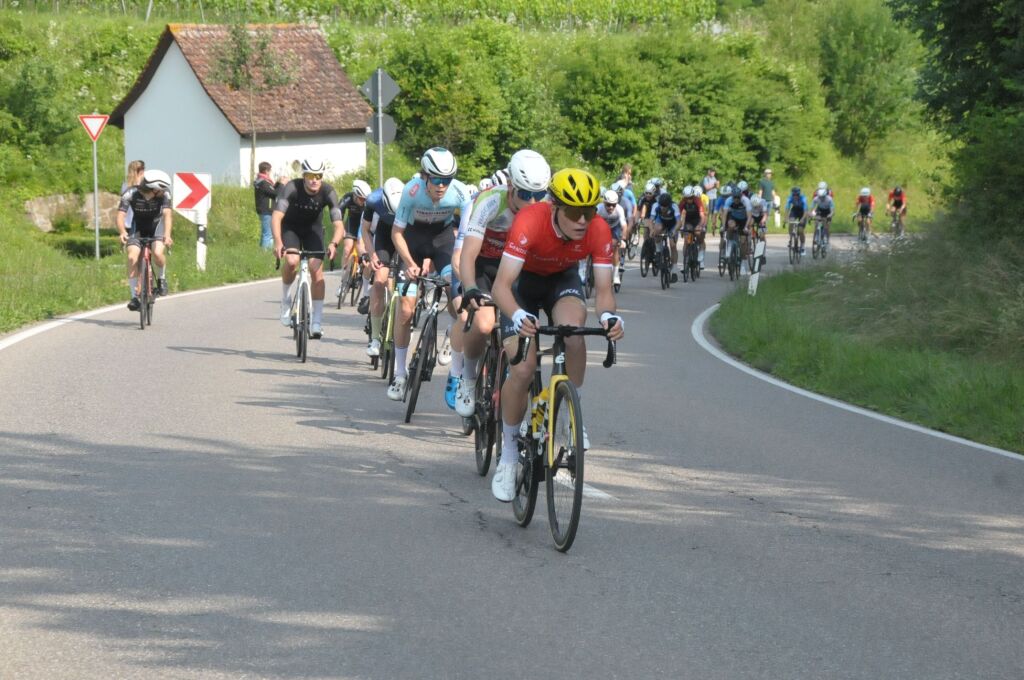 Durch Wyhl, Achkarren und Merdingen ging es am Pfingstwochenende beim Kaiserstuhl-Tuniberg-Cup mit den Promigsten Jan Ullrich und Simon Geschke.