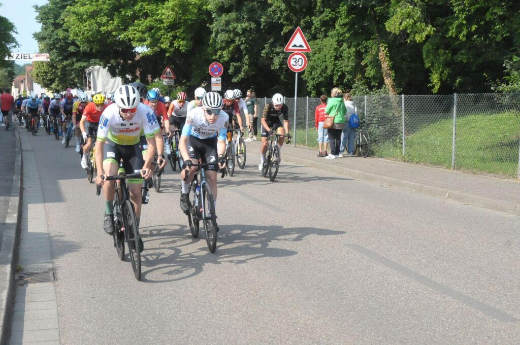 Durch Wyhl, Achkarren und Merdingen ging es am Pfingstwochenende beim Kaiserstuhl-Tuniberg-Cup mit den Promigsten Jan Ullrich und Simon Geschke.