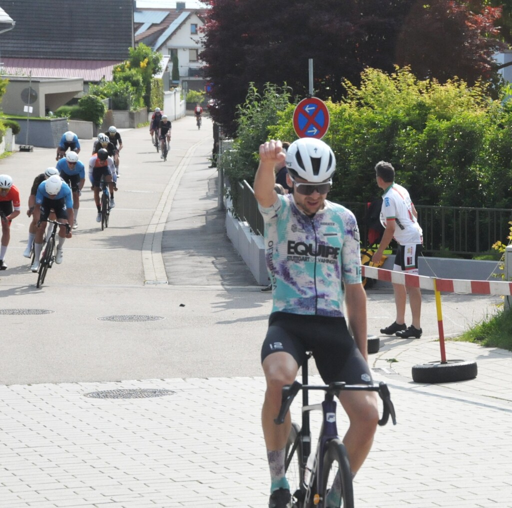 Durch Wyhl, Achkarren und Merdingen ging es am Pfingstwochenende beim Kaiserstuhl-Tuniberg-Cup mit den Promigsten Jan Ullrich und Simon Geschke.