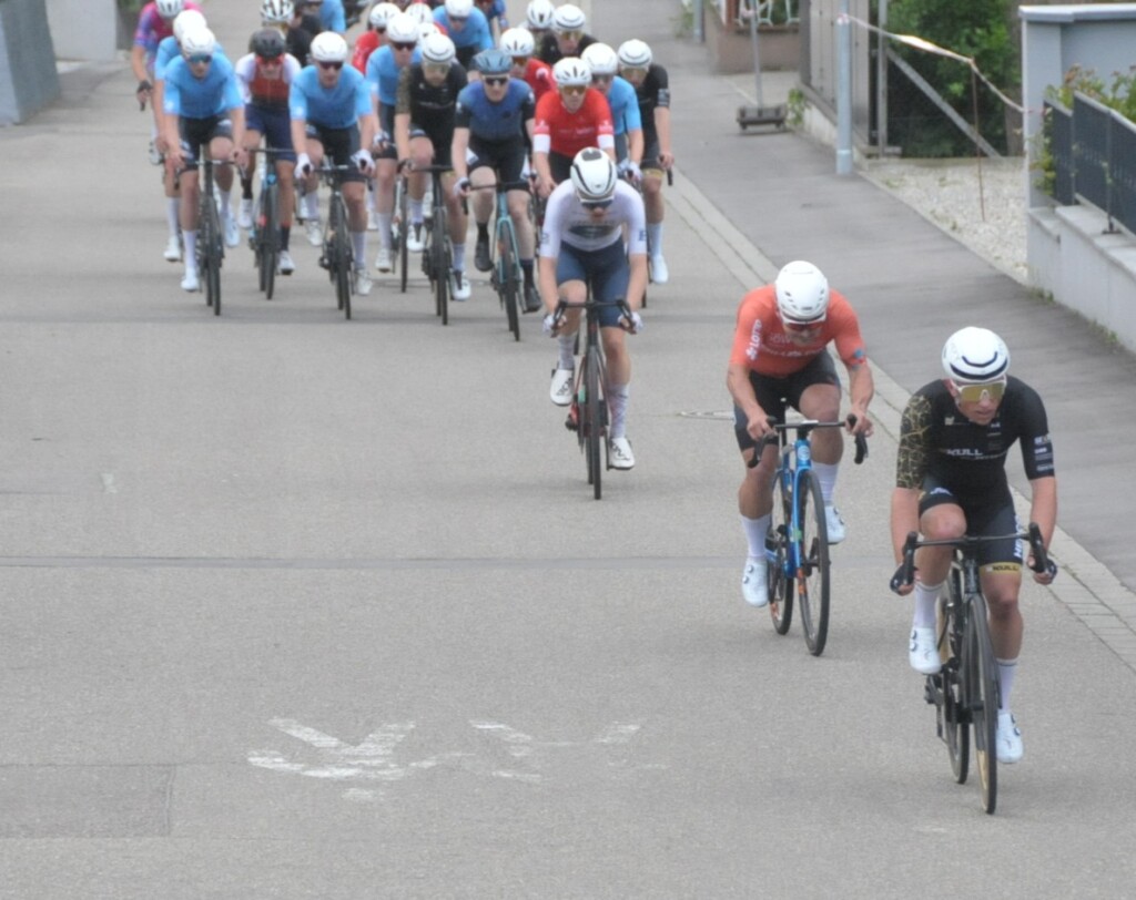 Durch Wyhl, Achkarren und Merdingen ging es am Pfingstwochenende beim Kaiserstuhl-Tuniberg-Cup mit den Promigsten Jan Ullrich und Simon Geschke.