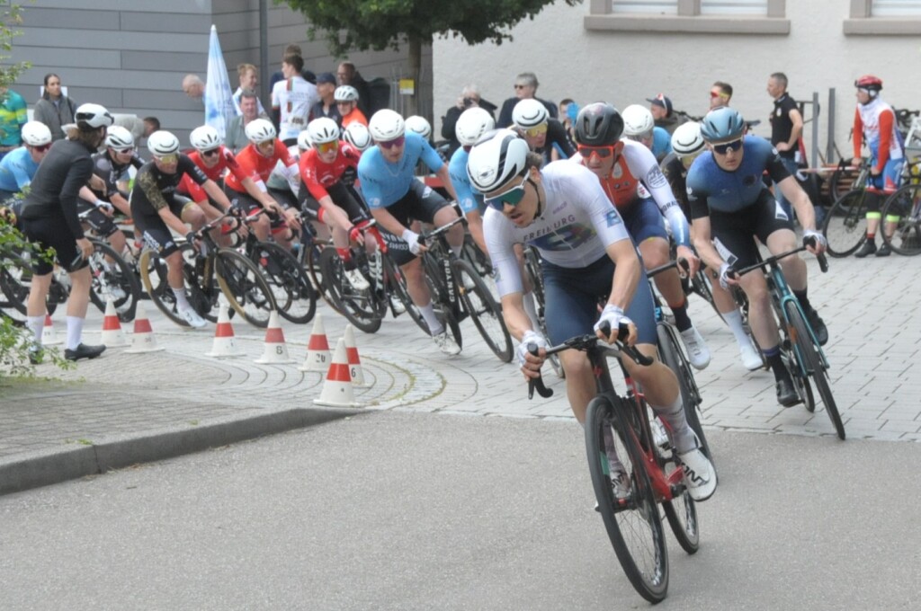 Durch Wyhl, Achkarren und Merdingen ging es am Pfingstwochenende beim Kaiserstuhl-Tuniberg-Cup mit den Promigsten Jan Ullrich und Simon Geschke.