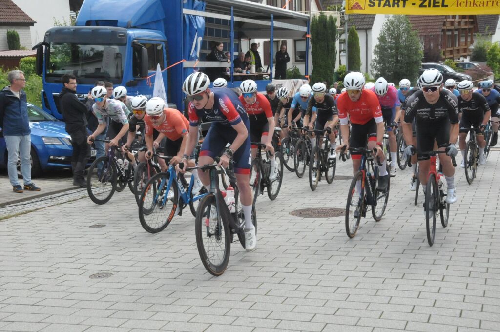 Durch Wyhl, Achkarren und Merdingen ging es am Pfingstwochenende beim Kaiserstuhl-Tuniberg-Cup mit den Promigsten Jan Ullrich und Simon Geschke.