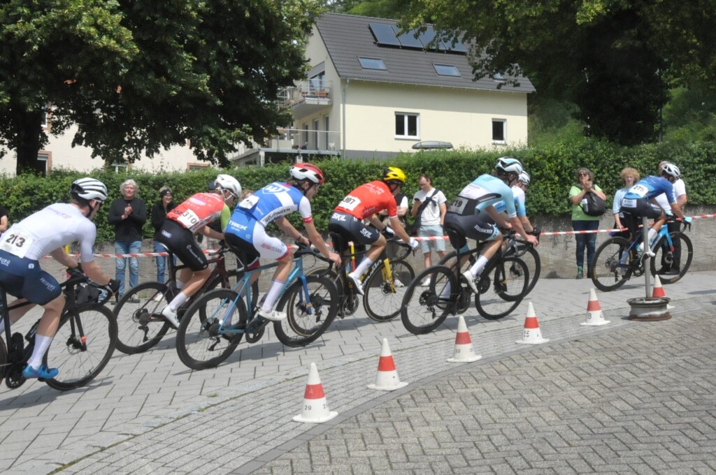 Durch Wyhl, Achkarren und Merdingen ging es am Pfingstwochenende beim Kaiserstuhl-Tuniberg-Cup mit den Promigsten Jan Ullrich und Simon Geschke.