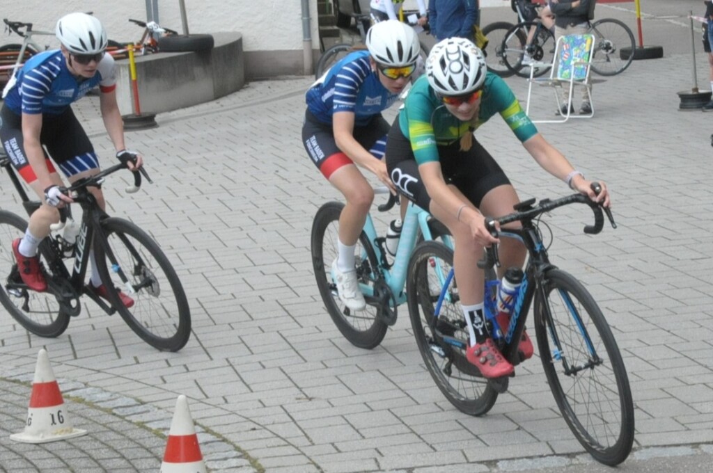 Durch Wyhl, Achkarren und Merdingen ging es am Pfingstwochenende beim Kaiserstuhl-Tuniberg-Cup mit den Promigsten Jan Ullrich und Simon Geschke.