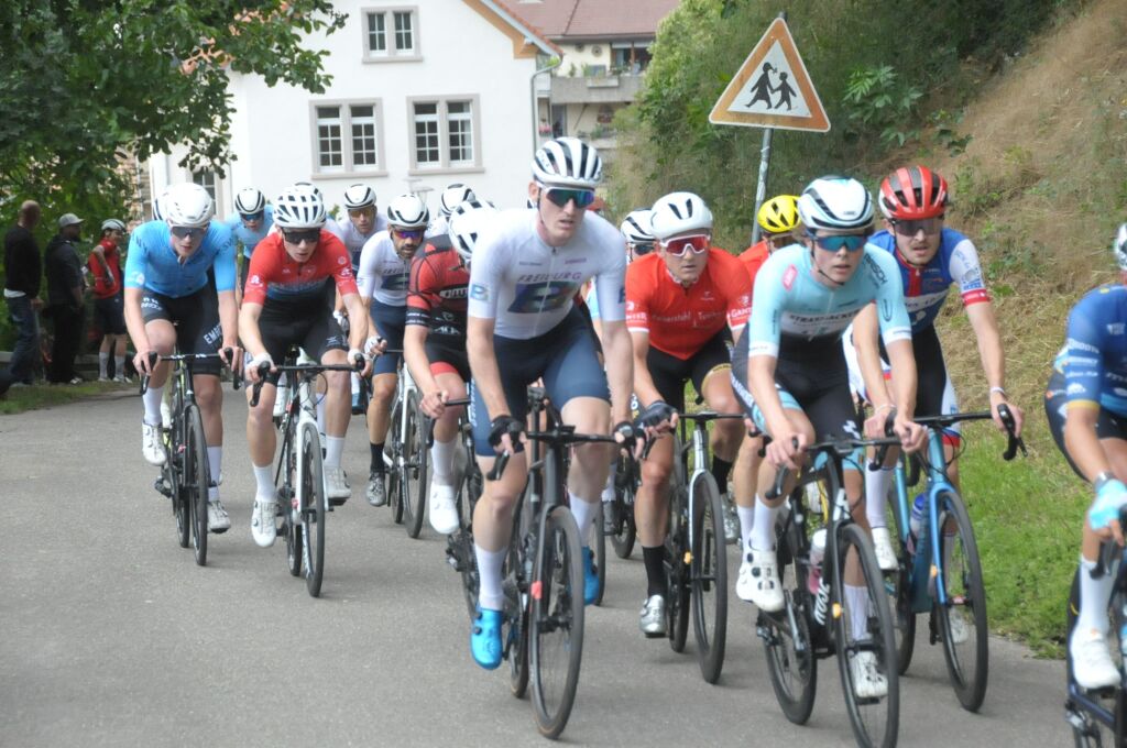 Durch Wyhl, Achkarren und Merdingen ging es am Pfingstwochenende beim Kaiserstuhl-Tuniberg-Cup mit den Promigsten Jan Ullrich und Simon Geschke.