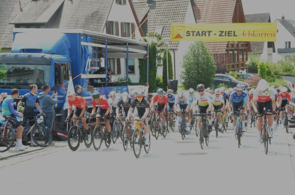 Durch Wyhl, Achkarren und Merdingen ging es am Pfingstwochenende beim Kaiserstuhl-Tuniberg-Cup mit den Promigsten Jan Ullrich und Simon Geschke.