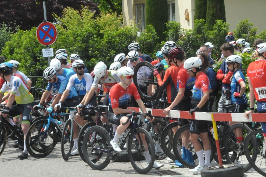 Durch Wyhl, Achkarren und Merdingen ging es am Pfingstwochenende beim Kaiserstuhl-Tuniberg-Cup mit den Promigsten Jan Ullrich und Simon Geschke.
