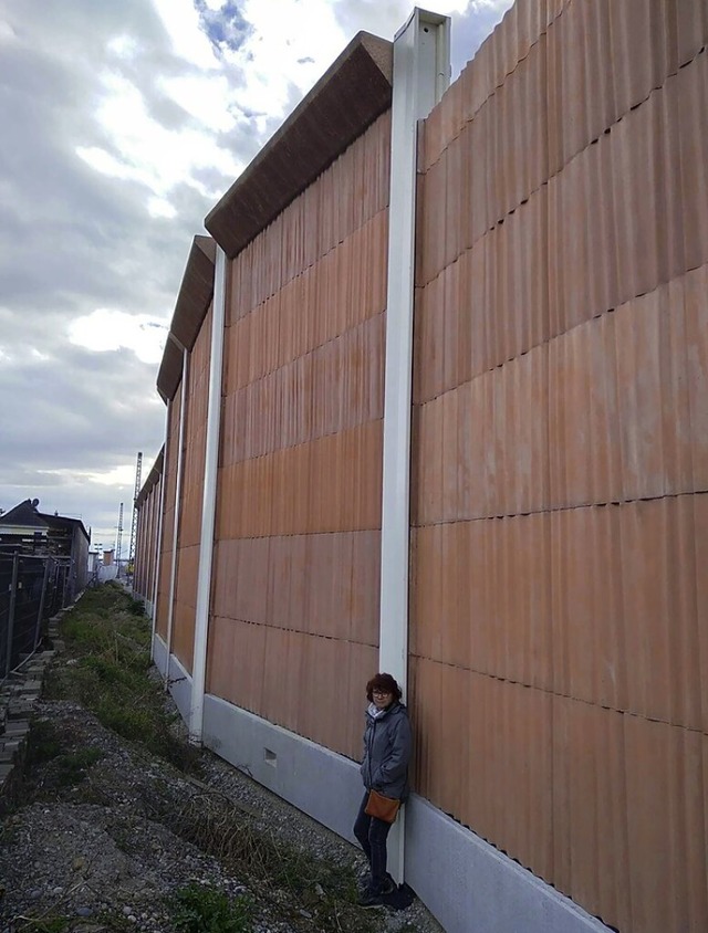Eine sechs Meter hohe Schallschutzwand an der neuen Bahnstrecke in Auggen | Foto: Gerhard Kaiser Eine sechs Meter hohe Schallschutzwand an der neuen Bahnstrecke in Auggen | Foto: Gerhard Kaiser