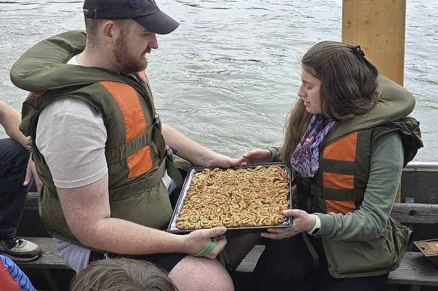 Vorsichtig balancierten manche Wallbacher auf dem Ponton Kuchen über den Rhein.  | Foto: Ralph Fautz