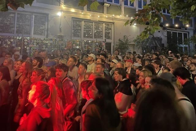 Beim Freiburger Festival "Im Sommer mit Sonne" bleibt die Sonne fern – also wird im Regen getanzt