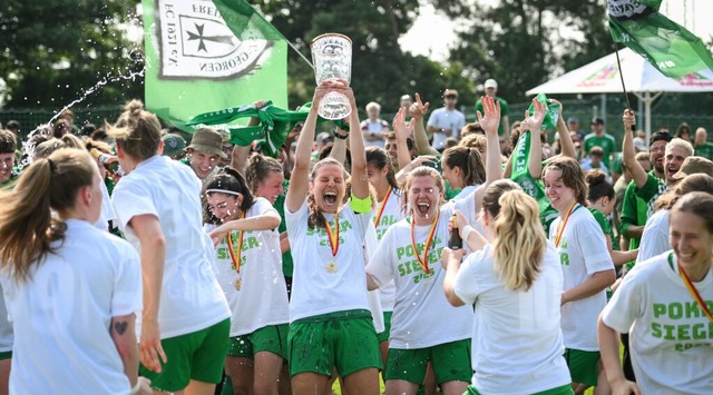 Jubel bei den Fußballerinnen des FC Fr...ielsieg im südbadischen Verbandspokal. | Foto: Claus G. Stoll Jubel bei den Fußballerinnen des FC Fr...ielsieg im südbadischen Verbandspokal. | Foto: Claus G. Stoll