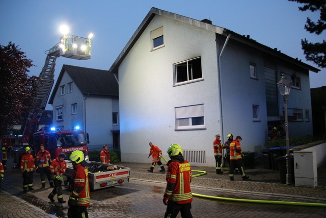 In der Rathausstraße in Bötzingen hat es Montagabend gebrannt. | Foto: Horst David In der Rathausstraße in Bötzingen hat es Montagabend gebrannt. | Foto: Horst David