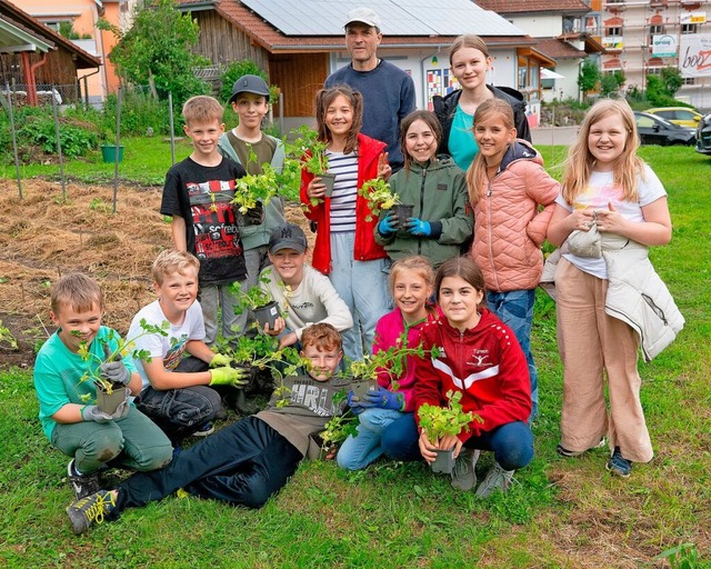 Konrektor Thomas Pforte von der Bonndo...ertklässler sind aktiv im Schulgarten. | Foto: Wolfgang Scheu Konrektor Thomas Pforte von der Bonndo...ertklässler sind aktiv im Schulgarten. | Foto: Wolfgang Scheu