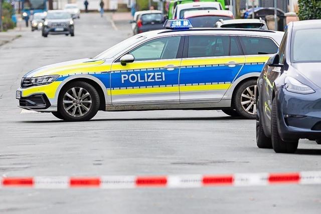 Auto überschlägt sich auf der B 33 bei Offenburg – Fahrer verletzt sich schwer