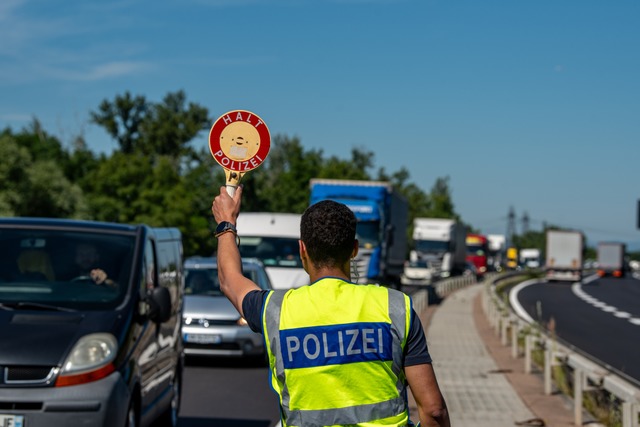 Ein Bundespolizist bei einer Grenzkontrolle an der Autobahn in Neuenburg.  | Foto: Jonas Gnther
