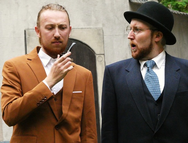 Sherlock Holmes (Michel Köllermann) im...hannes Wipfler) trägt Hut und Brille. | Foto: Sylvia-Karina Jahn Sherlock Holmes (Michel Köllermann) im...hannes Wipfler) trägt Hut und Brille. | Foto: Sylvia-Karina Jahn