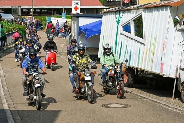 Rund 130 Mopeds waren bei der "Mopedli-Rundfahrt" im Rahmen der 800-Jahr-Feier Dörlinbachs auf Tour