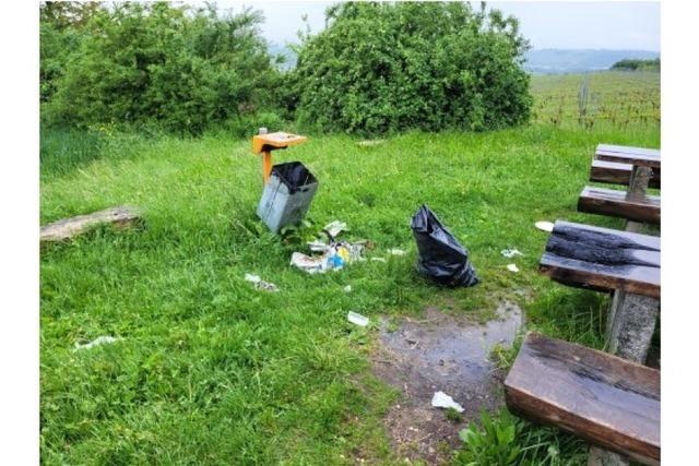 Binzens Bürgermeister Schneucker prüft Kamerainstallation an der Hinkelsteinhütte wegen Vandalismus
