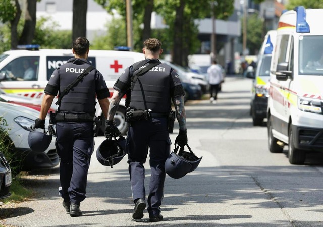 Einsatzkräfte nahe der Schule in Graz | Foto: Erwin Scheriau (dpa) Einsatzkräfte nahe der Schule in Graz | Foto: Erwin Scheriau (dpa)