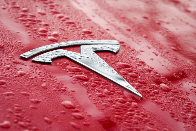 79-Jähriger prallt beim Einkaufen in Häusern mit einem Tesla zusammen