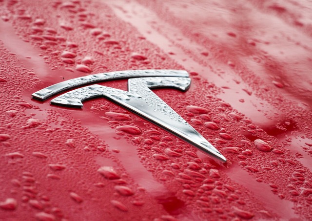 Der 79-Jährige touchierte die linke Fahrzeugseite des Tesla. (Symbolbild) | Foto: Soeren Stache (dpa) Der 79-Jährige touchierte die linke Fahrzeugseite des Tesla. (Symbolbild) | Foto: Soeren Stache (dpa)