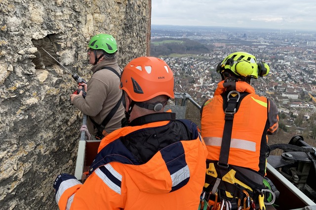 Raymond Kontic von der Firma Dendron entnimmt in luftiger Höhe einen Bohrkern. | Foto: Kanton Basel-Landschaft Raymond Kontic von der Firma Dendron entnimmt in luftiger Höhe einen Bohrkern. | Foto: Kanton Basel-Landschaft