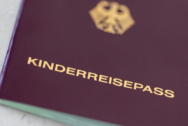 Mit dem Kinderreisepass kannst du in viele Länder reisen. | Foto: Daniel Karmann (dpa) Mit dem Kinderreisepass kannst du in viele Länder reisen. | Foto: Daniel Karmann (dpa)