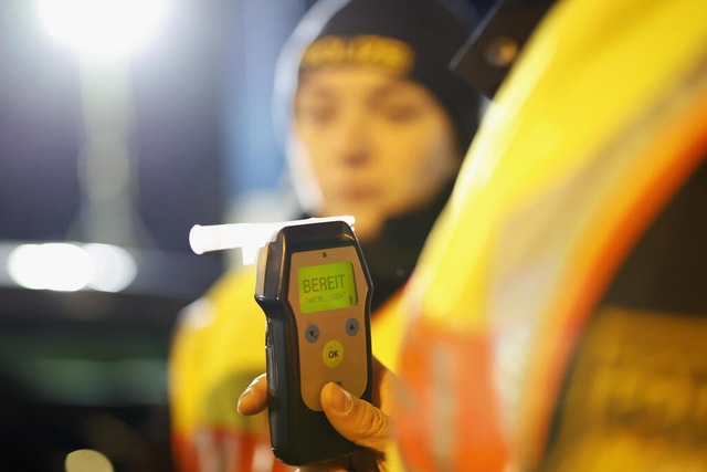 Die Polizei hat mehrere alkoholisierte Autofahrer aus dem Verkehr gezogen. | Foto: Heiko Becker (dpa) Die Polizei hat mehrere alkoholisierte Autofahrer aus dem Verkehr gezogen. | Foto: Heiko Becker (dpa)