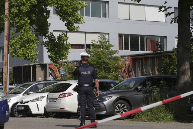Ein Polizeibeamter telefoniert vor dem...en getötet und danach Suizid begangen. | Foto: Heinz-Peter Bader (dpa) Ein Polizeibeamter telefoniert vor dem...en getötet und danach Suizid begangen. | Foto: Heinz-Peter Bader (dpa)